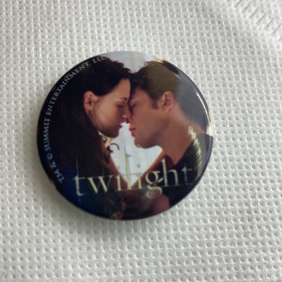 Set of 3 Twilight pins for Twihards Fanpires Twilighter Fandom great condition - Picture 4 of 4